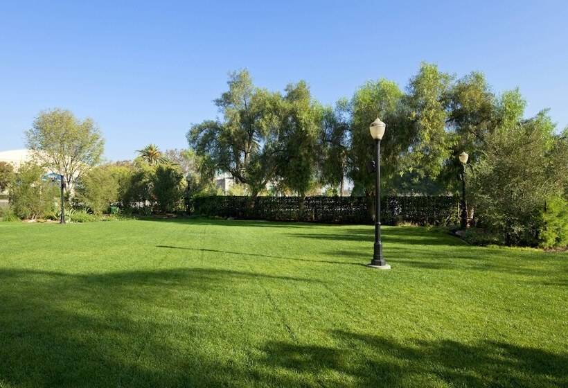 فندق Sheraton Fairplex Suites & Conference Center