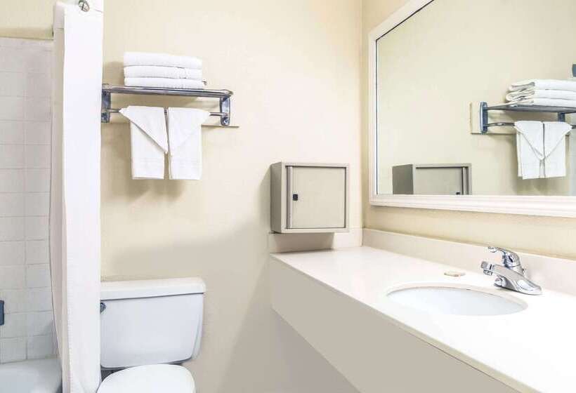 호텔 Super 8 By Wyndham New Orleans