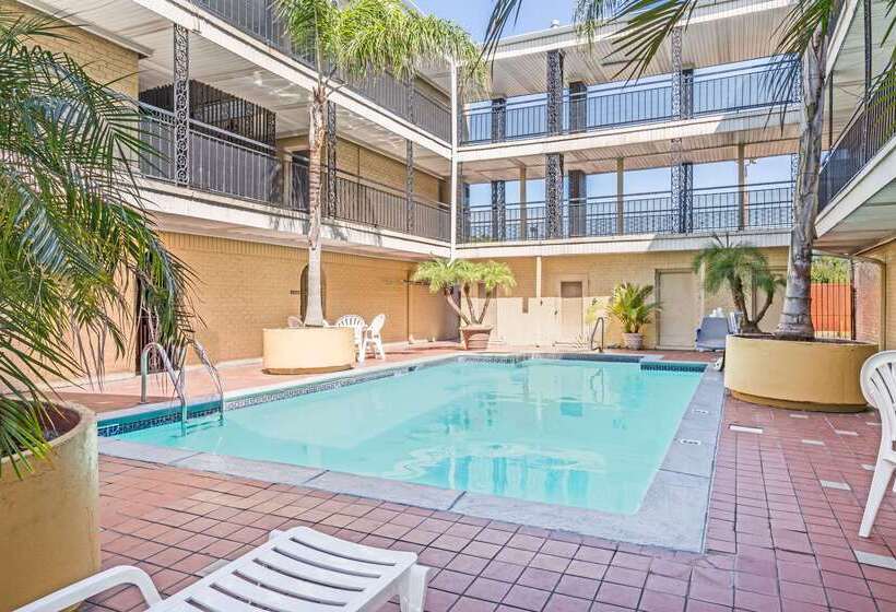 호텔 Super 8 By Wyndham New Orleans