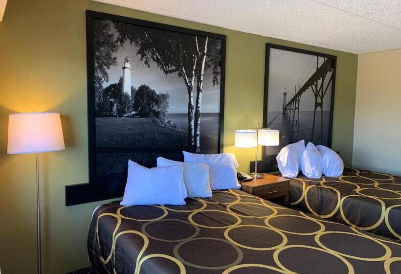 فندق Super 8 By Wyndham Petoskey