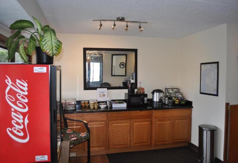 فندق Super 8 By Wyndham Petoskey