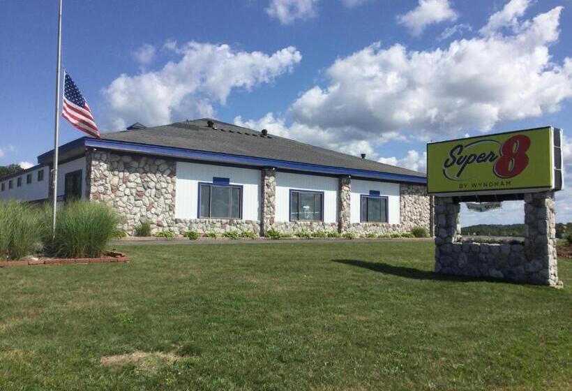 فندق Super 8 By Wyndham Petoskey