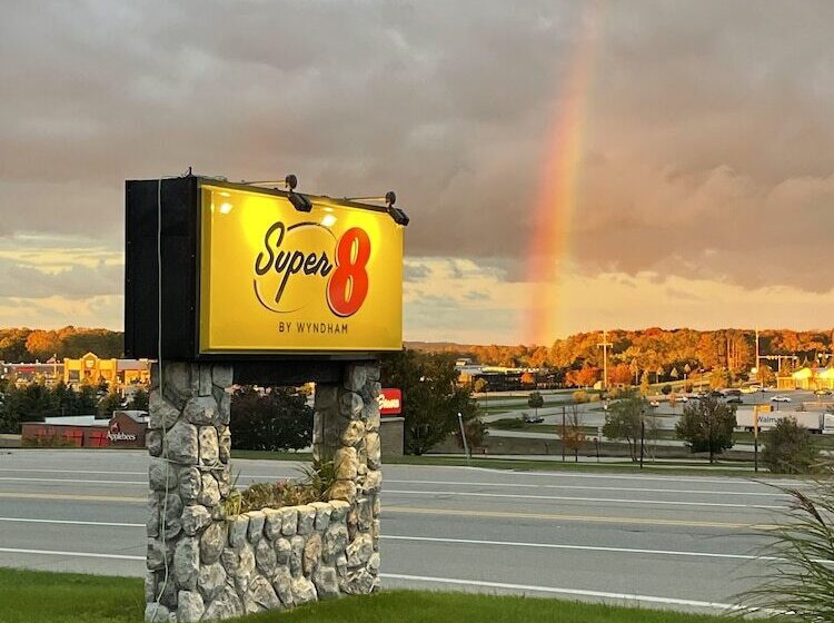فندق Super 8 By Wyndham Petoskey