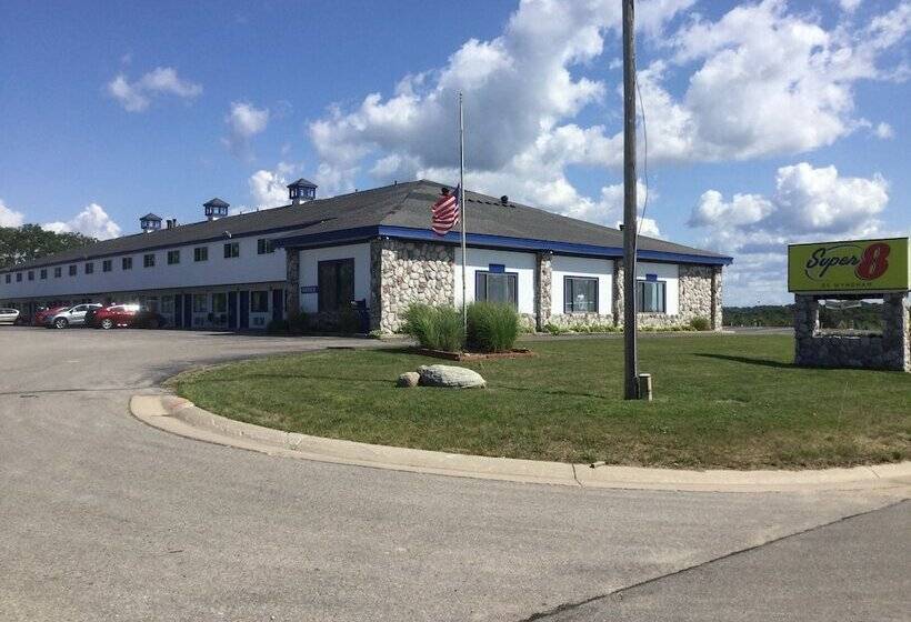 فندق Super 8 By Wyndham Petoskey