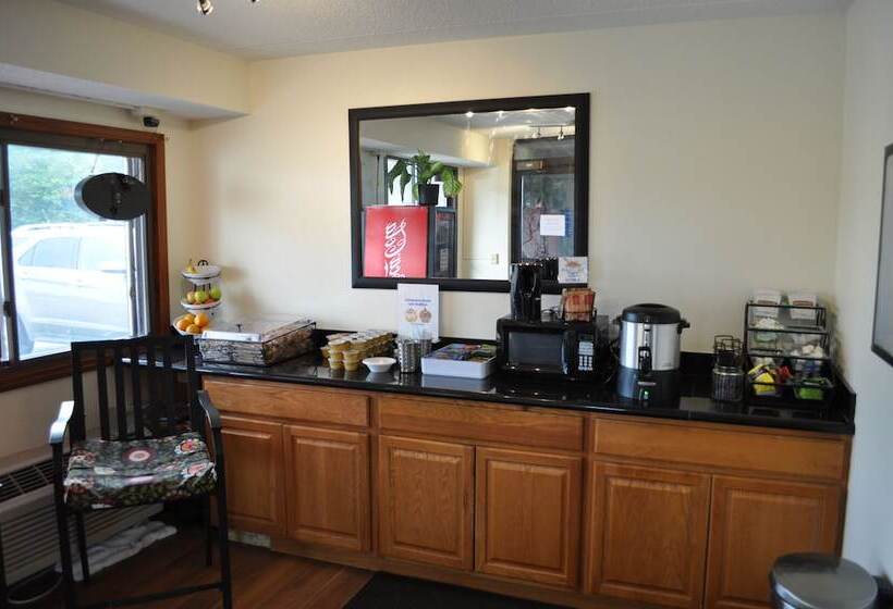 فندق Super 8 By Wyndham Petoskey