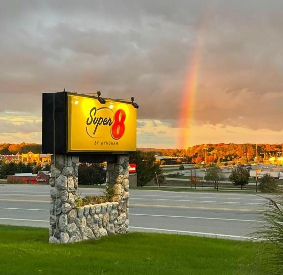 فندق Super 8 By Wyndham Petoskey