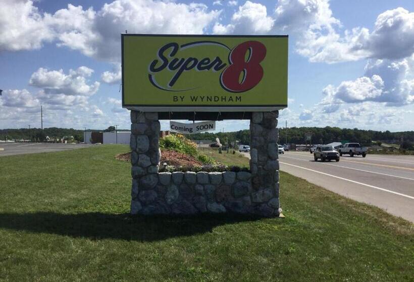فندق Super 8 By Wyndham Petoskey
