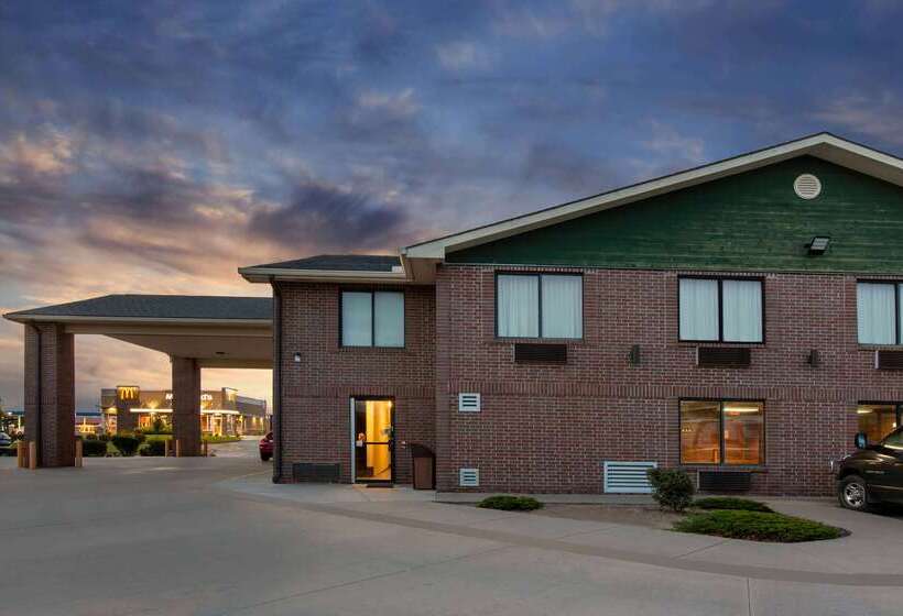 Отель Super 8 By Wyndham Salina I70