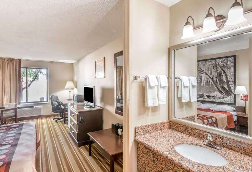 Отель Super 8 By Wyndham Salina I70