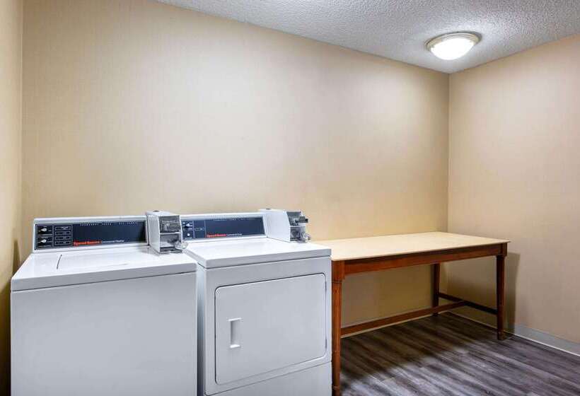 هتل Super 8 By Wyndham Salina I70