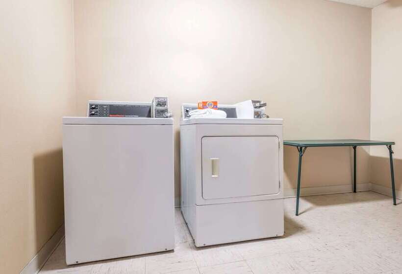 Отель Super 8 By Wyndham Salina I70