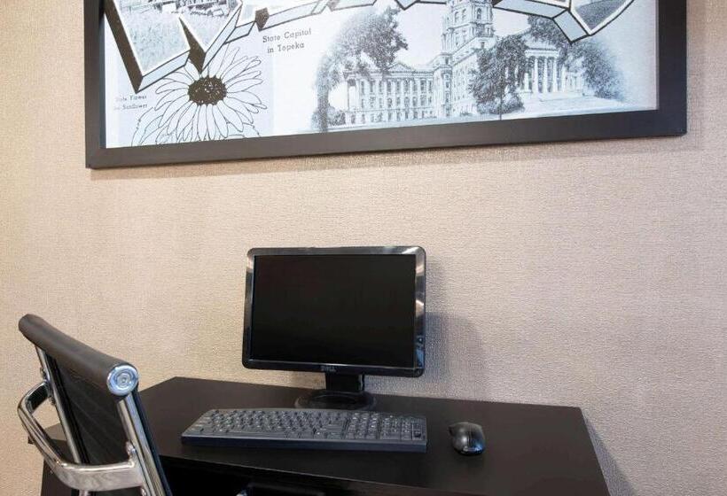 هتل Super 8 By Wyndham Salina I70