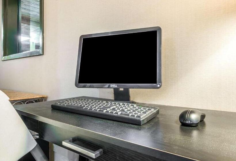 هتل Super 8 By Wyndham Salina I70