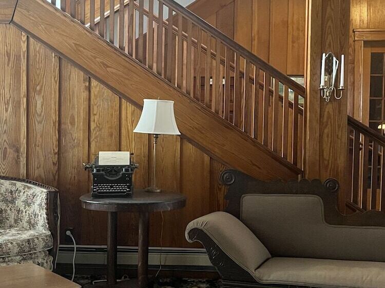 فندق Terrace Inn And 1911 Restaurant