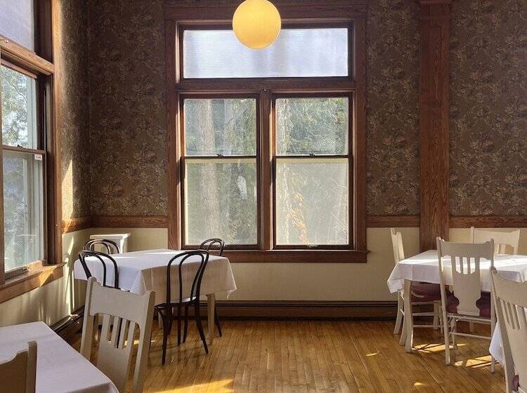 فندق Terrace Inn And 1911 Restaurant