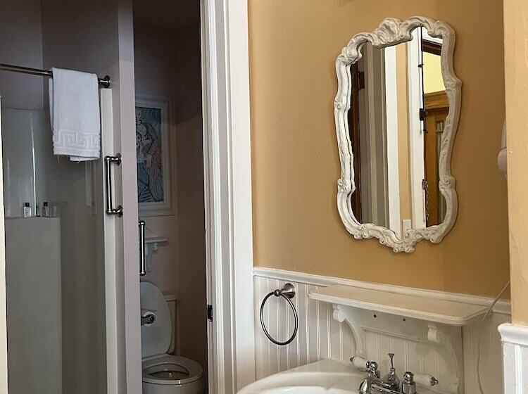 فندق Terrace Inn And 1911 Restaurant