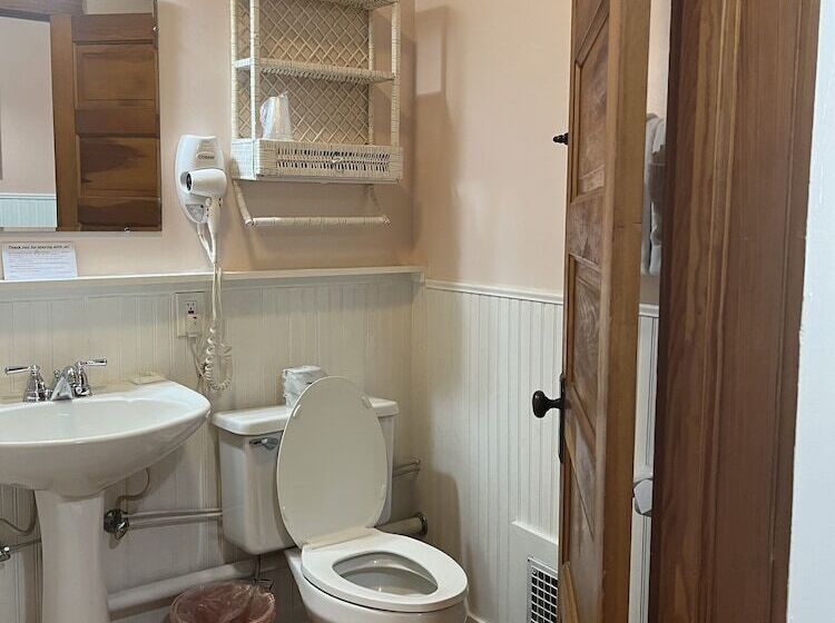 בית מלון כפרי Terrace Inn And 1911 Restaurant