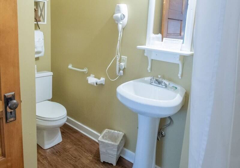 فندق Terrace Inn And 1911 Restaurant