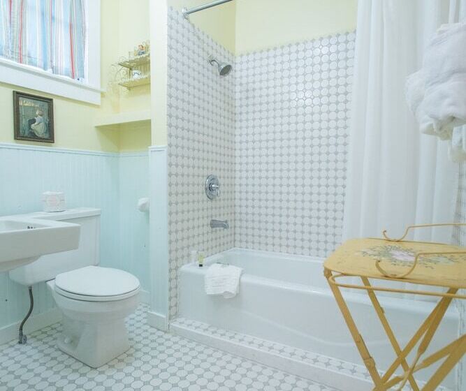 فندق Terrace Inn And 1911 Restaurant