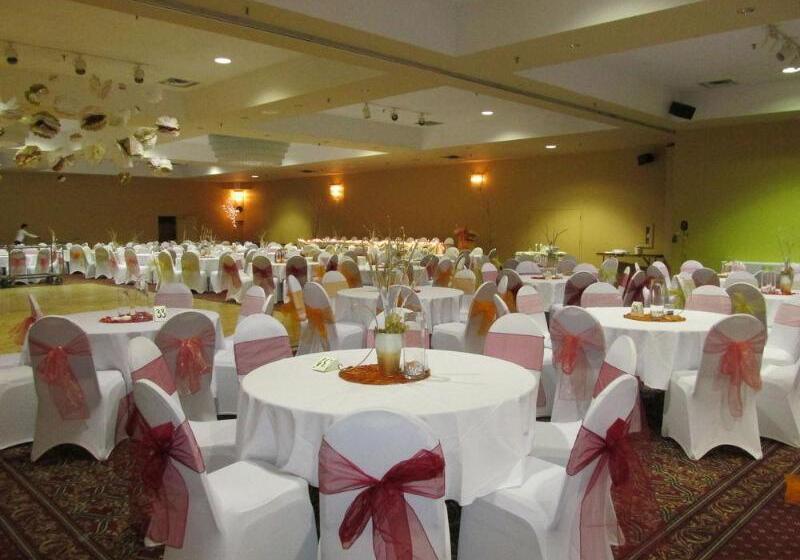 Отель The Fredericton Inn