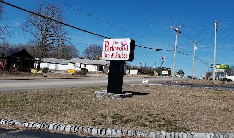 فندق The Parkwood Inn & Suites