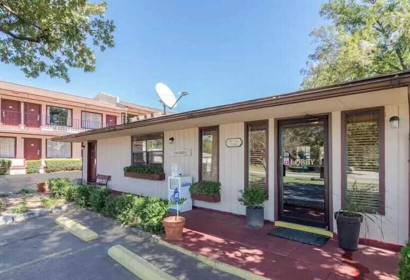 فندق The Parkwood Inn & Suites