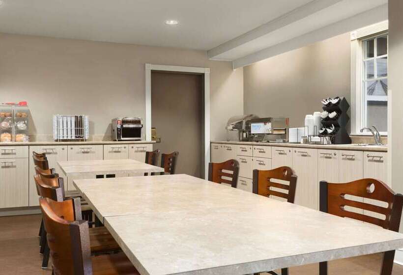 ホテル Travelodge Suites By Wyndham Saint John