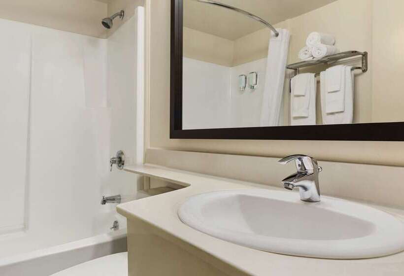 ホテル Travelodge Suites By Wyndham Saint John