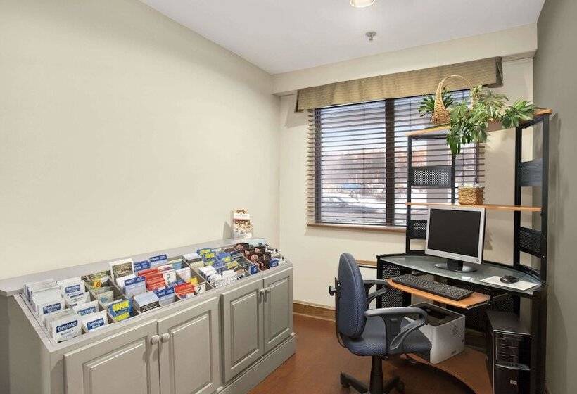 ホテル Travelodge Suites By Wyndham Saint John