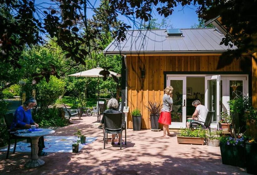 Hotel Wisteria Guest House