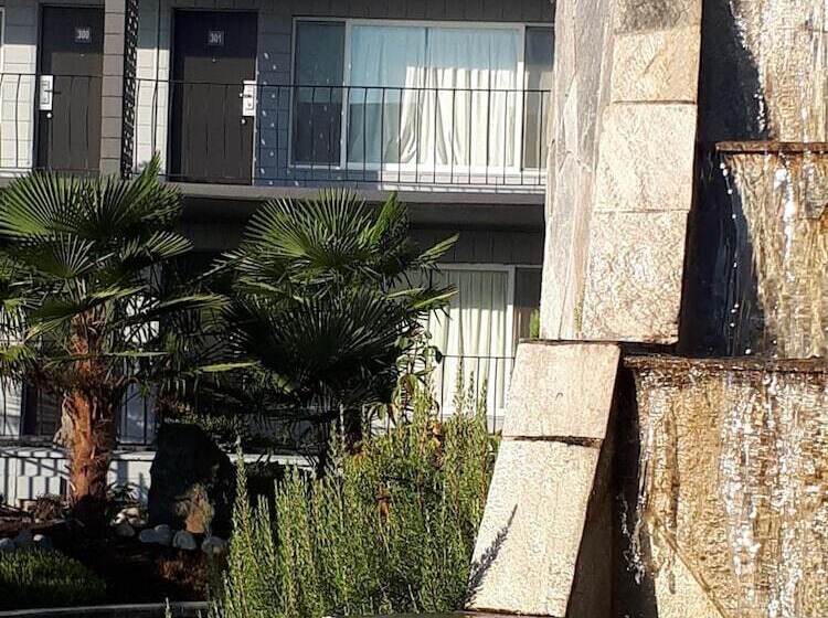 Мотель Port O Call Inn