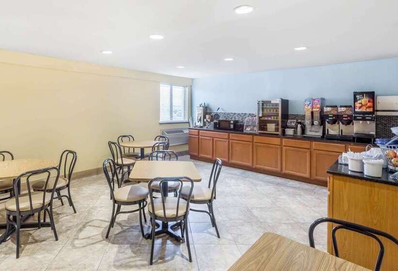 モーテル Super 8 By Wyndham Wichita Airport West Kellogg