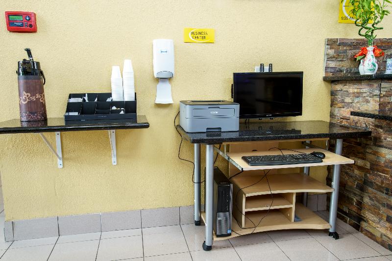 モーテル Super 8 By Wyndham Wichita Airport West Kellogg