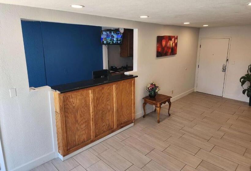 فندق على الطريق Travelodge By Wyndham Stockton