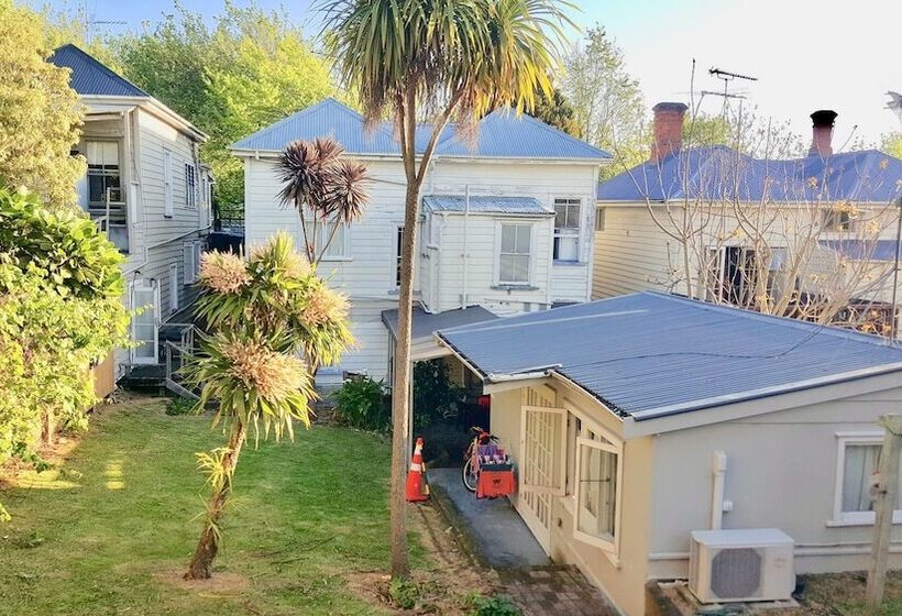 צימר Freemans Backpackers Lodge Hostel