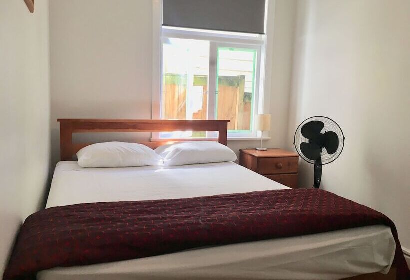 צימר Freemans Backpackers Lodge Hostel