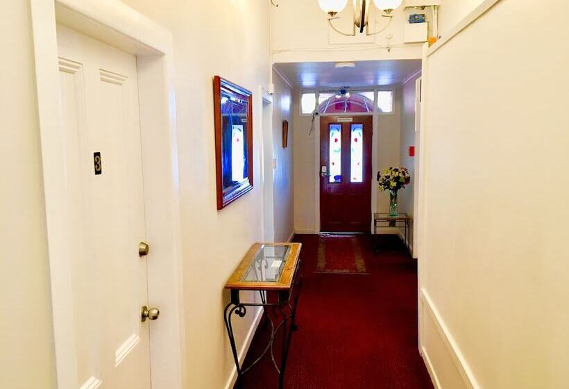 צימר Freemans Backpackers Lodge Hostel