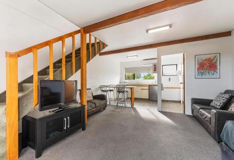 Coachman's Lodge Motel