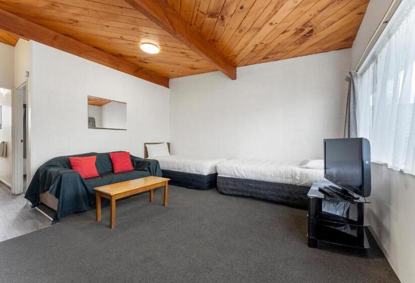 Coachman's Lodge Motel