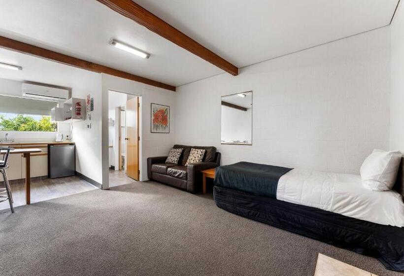 Coachman's Lodge Motel