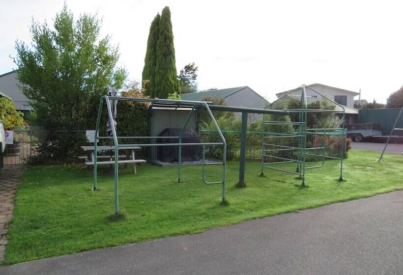 Commodore Court Motel