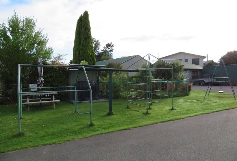 Commodore Court Motel