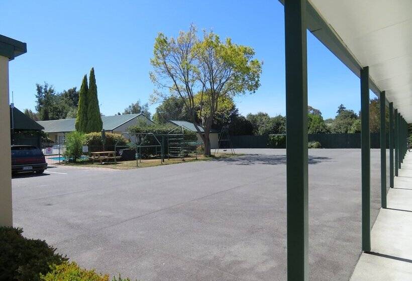 Commodore Court Motel