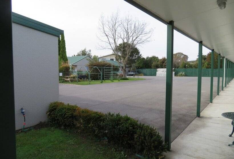 Commodore Court Motel