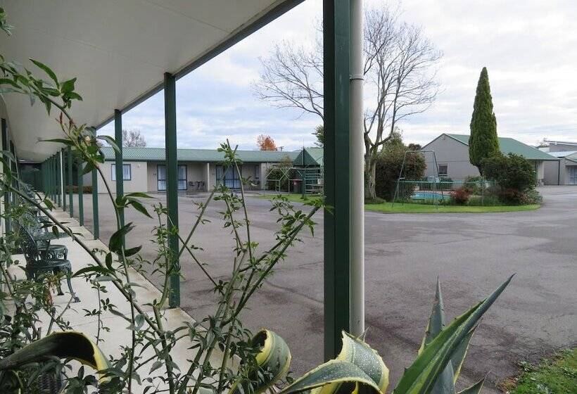 Commodore Court Motel