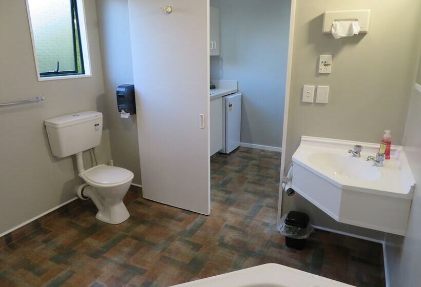 Commodore Court Motel