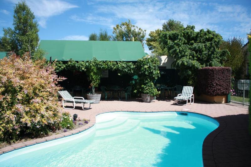 Commodore Court Motel