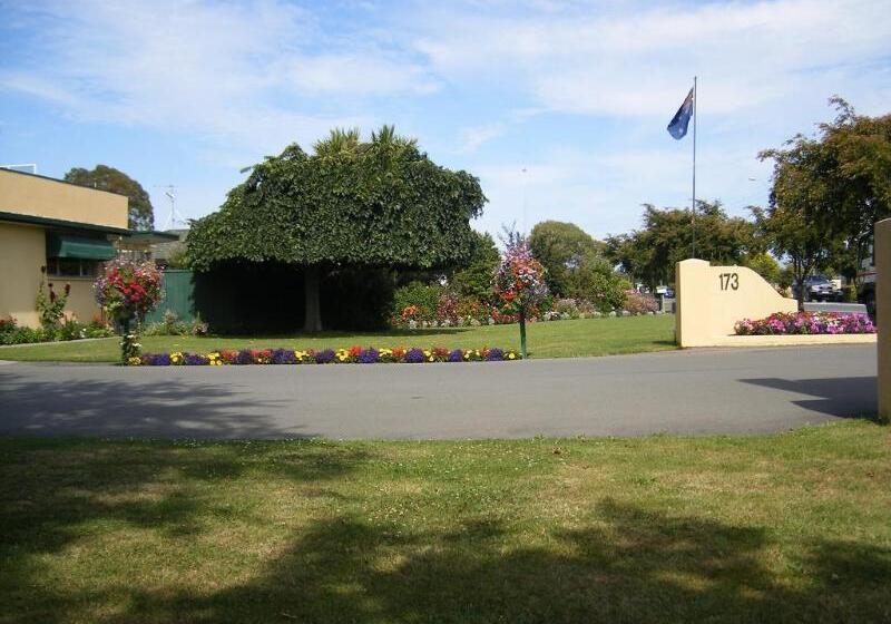 Commodore Court Motel