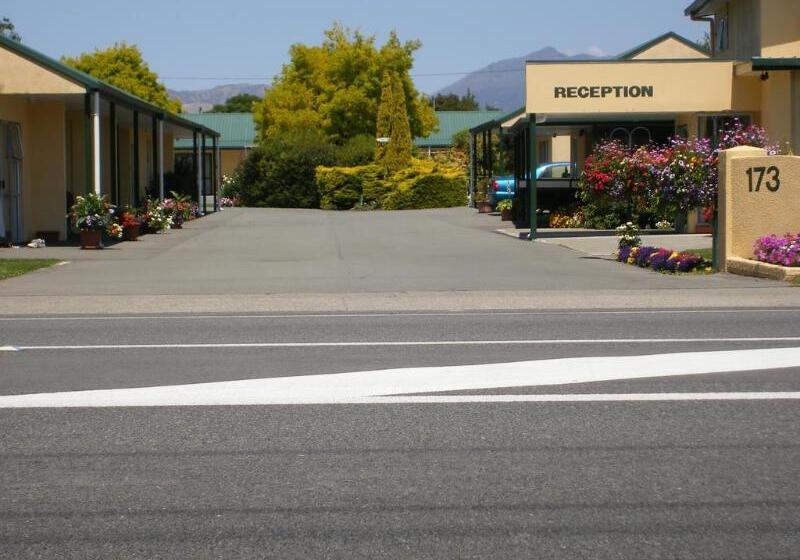 Commodore Court Motel