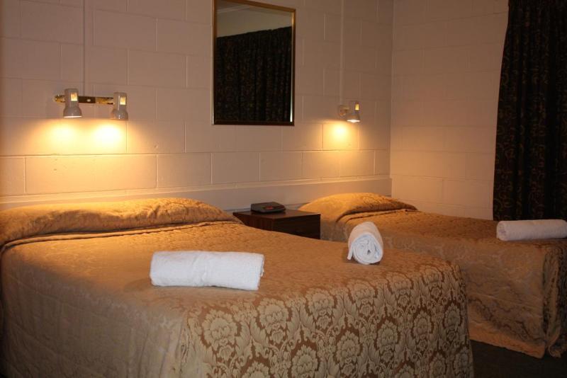 Commodore Court Motel